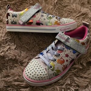 Skechers Twinkle Toes Girls, On / Off button, Size 3. Never worn, no tags.